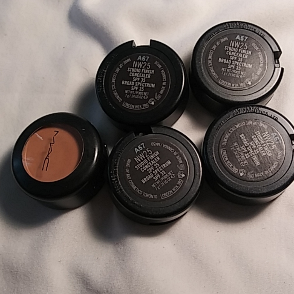 💋MAC NW25 Studio Finish SPF 35 Concealer